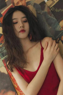 红色吊带睡衣长发性感美女